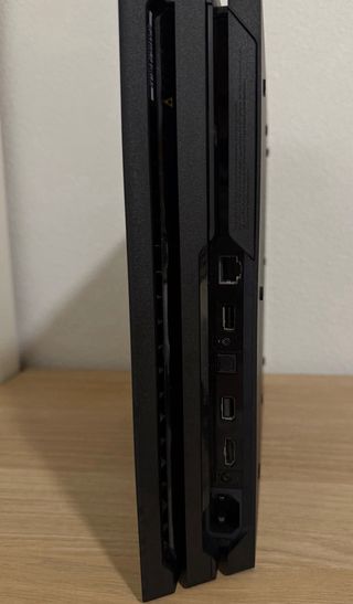 PS4 Pro 1TB + 2 mandos