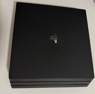 PS4 Pro 1TB + 2 mandos