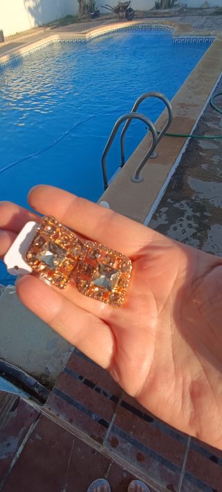 Pendientes dorados brillantes