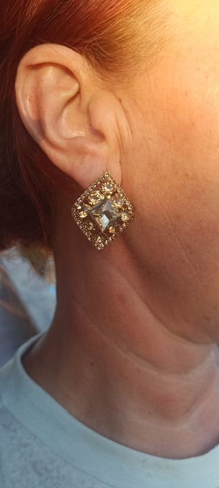 Pendientes dorados brillantes