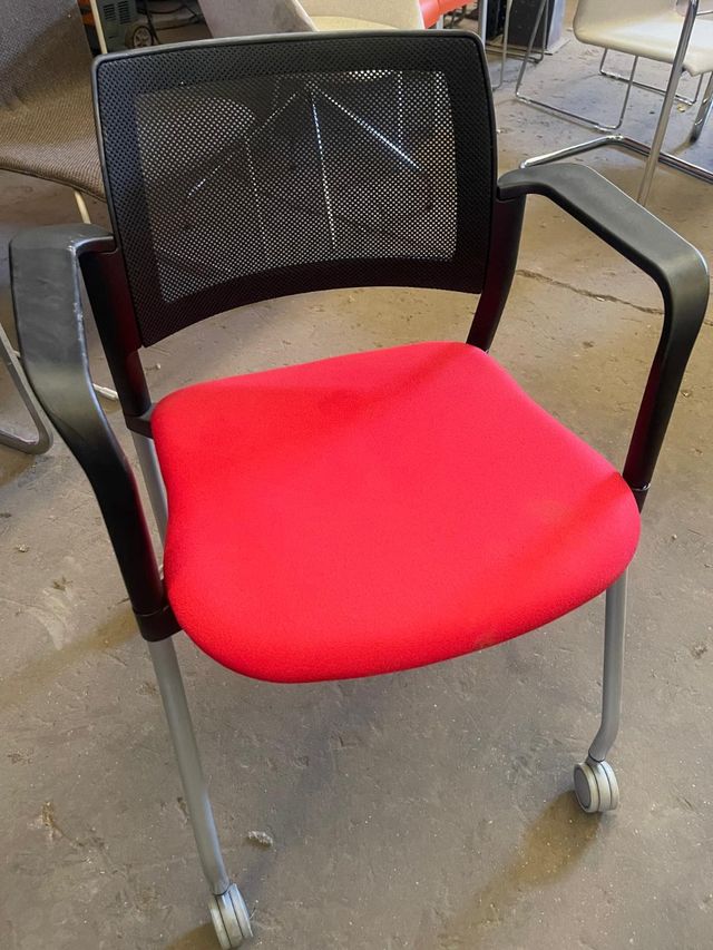 Silla oficina roja ruedas giratorias