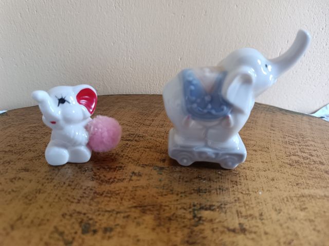2 Elefanti in porcellana bianchi