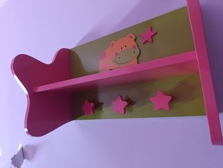 Estantería infantil con hipopótamo
