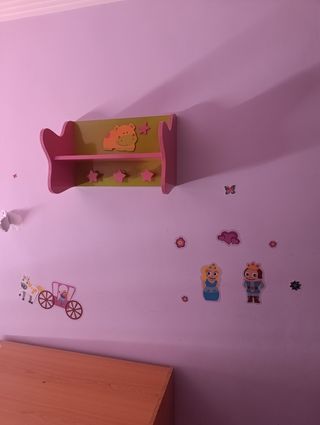 Estantería infantil con hipopótamo