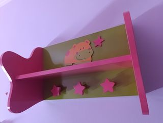 Estantería infantil con hipopótamo