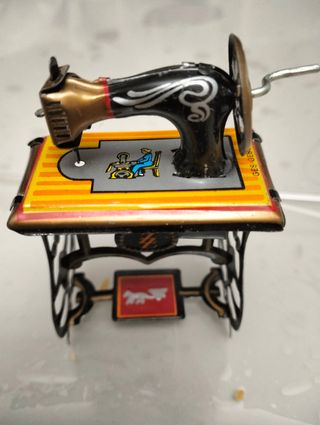 Máquina coser antigua hojalata