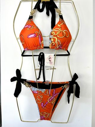 Bikini naranja con cadenas
