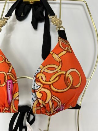 Bikini naranja con cadenas