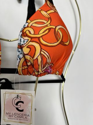 Bikini naranja con cadenas