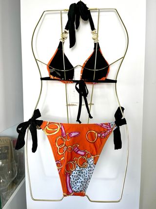 Bikini naranja con cadenas