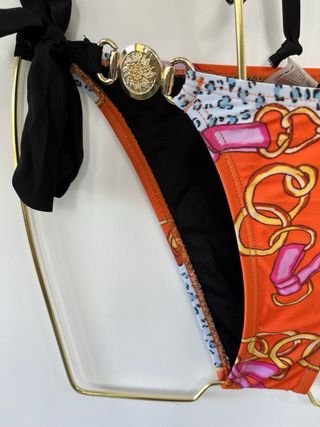 Bikini naranja con cadenas