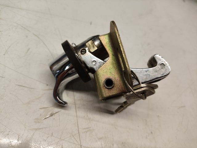 Cerradura portón Seat 850 coupé 