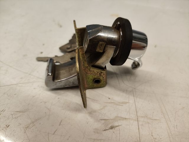 Cerradura portón Seat 850 coupé 