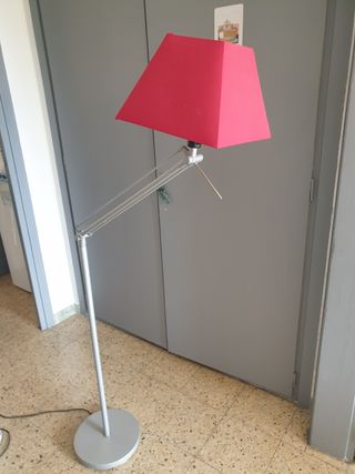 Lámpara de pie roja