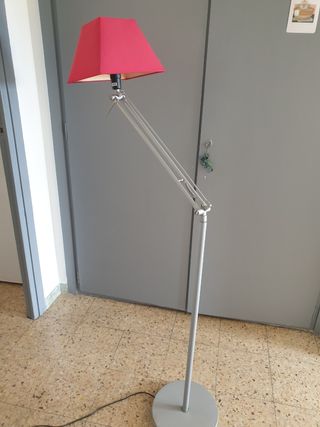 Lámpara de pie roja