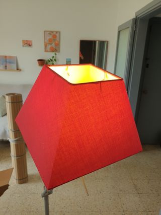 Lámpara de pie roja