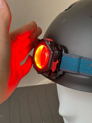 Linterna frontal LED roja y blanca