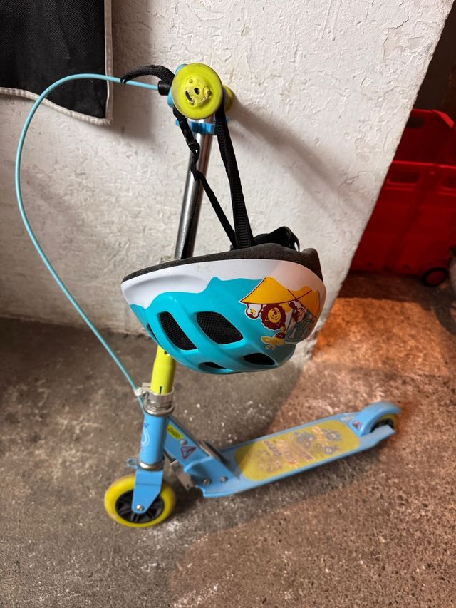 Monopatín infantil con casco