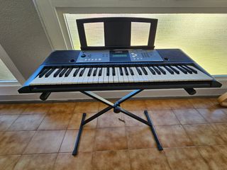 Teclado Yamaha PSR 233 con base.