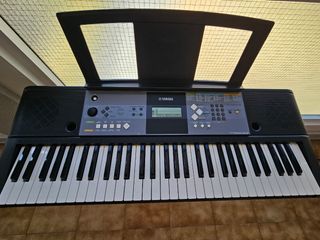 Teclado Yamaha PSR 233 con base.