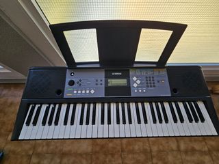 Teclado Yamaha PSR 233 con base.