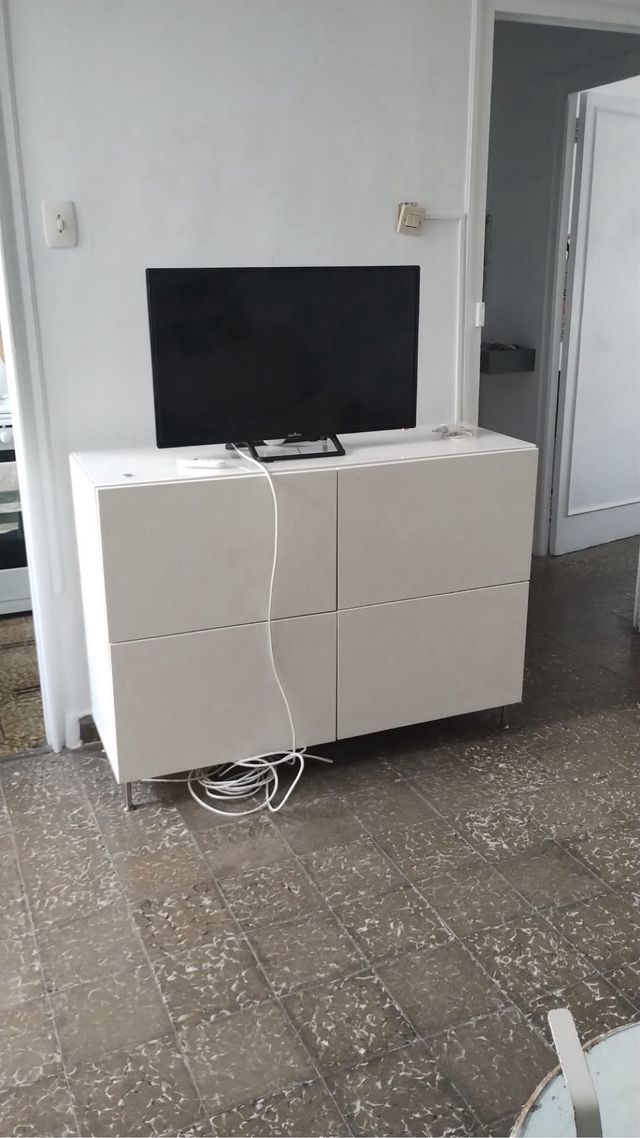 Besta Ikea. 
Cristalera arriba protectora.
