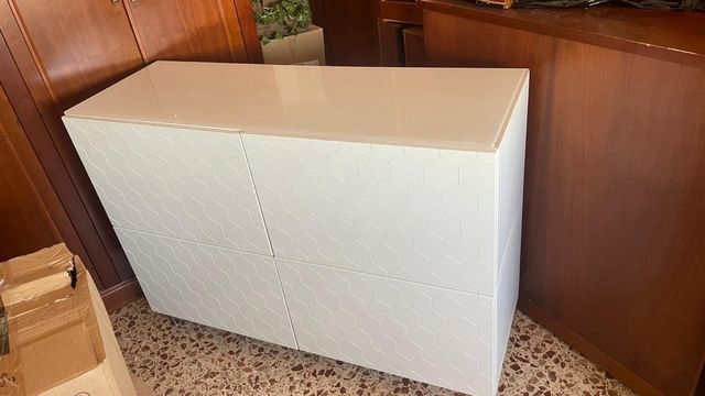 Besta Ikea. 
Cristalera arriba protectora.
