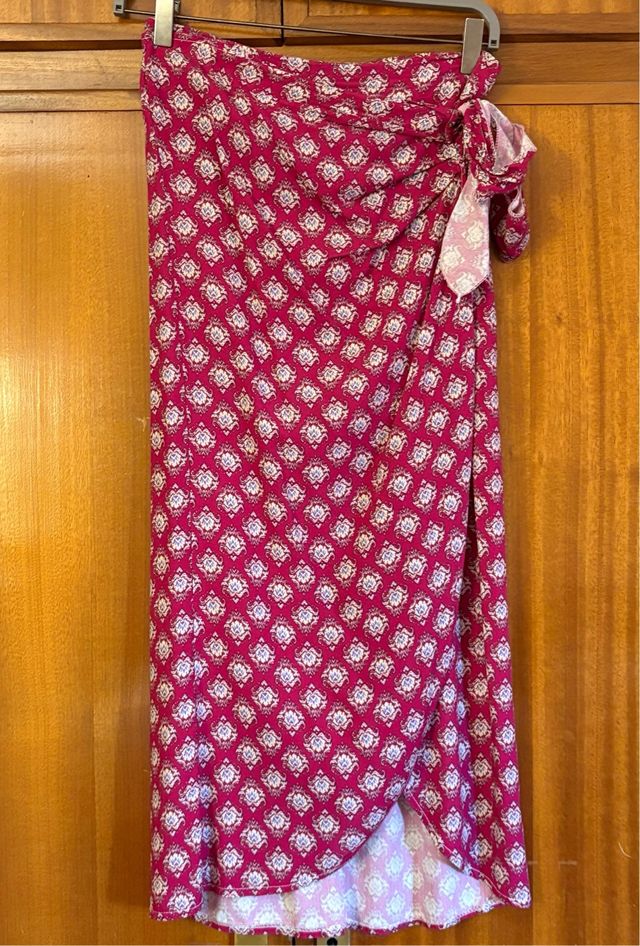 Falda larga con lazo a un lado