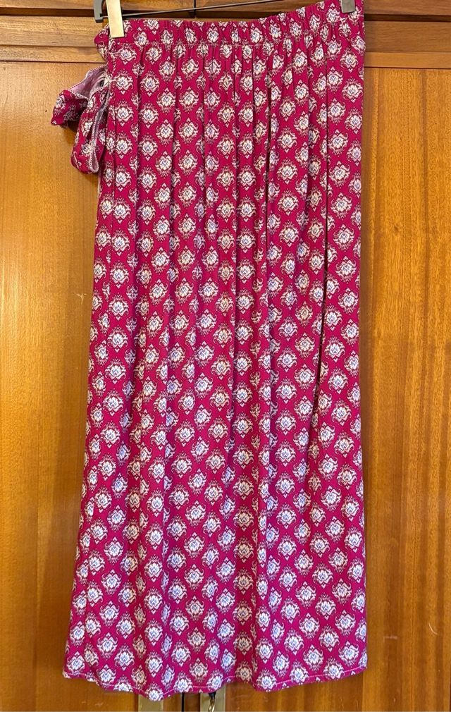 Falda larga con lazo a un lado