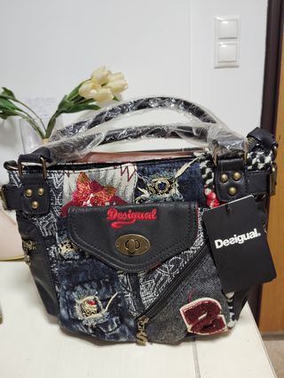 Bolso Desigual - Bolso bandolera patchwork. 