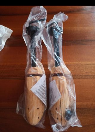 2 tendi scarpe in legno nuovi