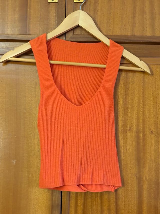 Top naranja con apertura en la espalda