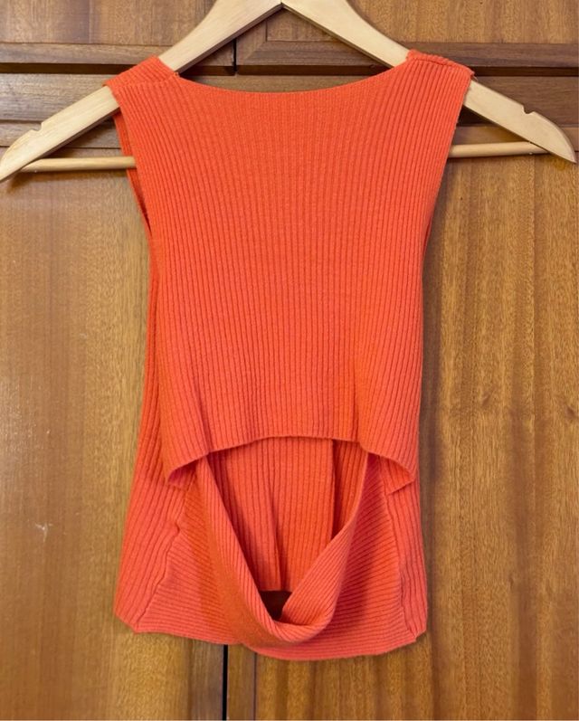 Top naranja con apertura en la espalda