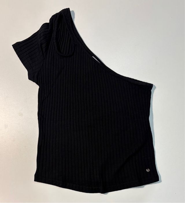 Top asimétrico negro