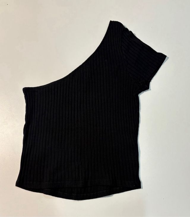 Top asimétrico negro