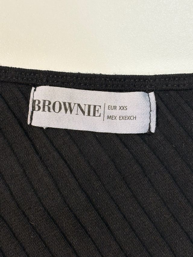 Top asimétrico negro