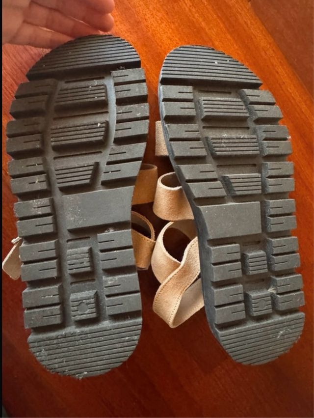 Sandalias Schuch beige.