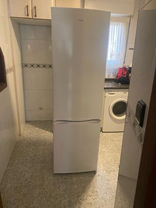 Nevera grande blanca
