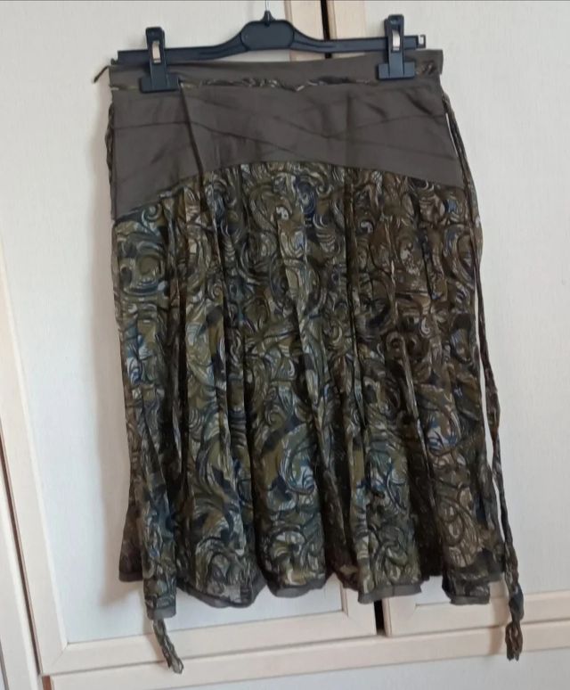 Gonna corta verde oliva seta