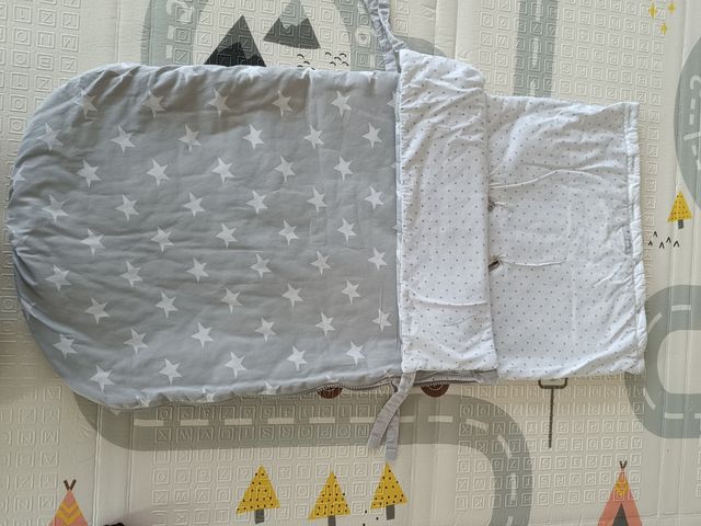 Saco bebé gris con estrellas