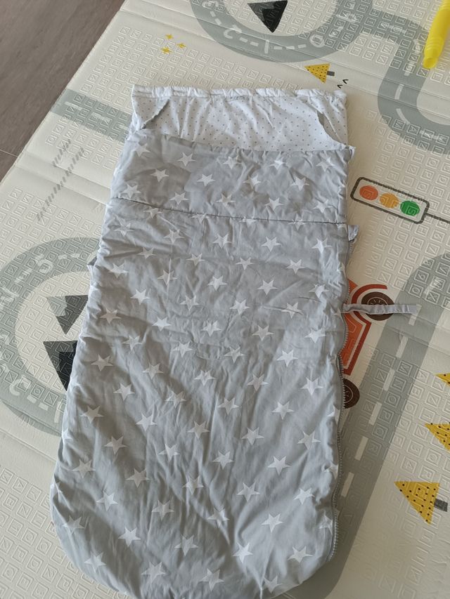 Saco bebé gris con estrellas