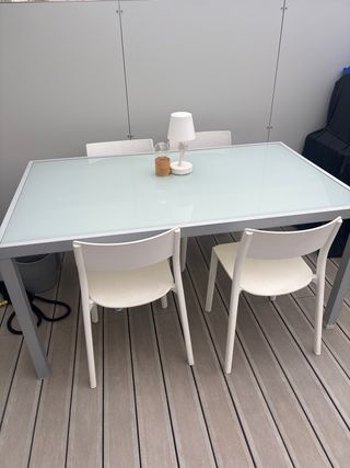 Mesa exterior + 4 sillas gris y blanca
