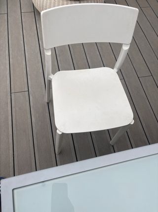 Mesa exterior + 4 sillas gris y blanca