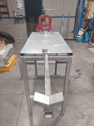 Banco de trabajo con mordaza, especial para tubero