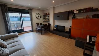 Piso de 2 hab. con terraza - Excelente estado