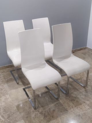 4 SILLAS BLANCAS METAL, MADERA y PIEL SINTÉTICA