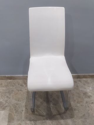 4 SILLAS BLANCAS METAL, MADERA y PIEL SINTÉTICA