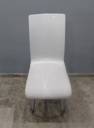 4 SILLAS BLANCAS METAL, MADERA y PIEL SINTÉTICA