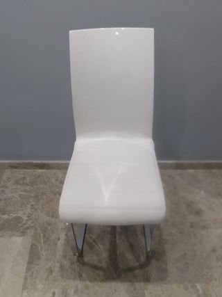 4 SILLAS BLANCAS METAL, MADERA y PIEL SINTÉTICA