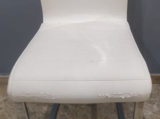 4 SILLAS BLANCAS METAL, MADERA y PIEL SINTÉTICA